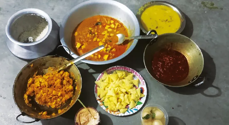 পুজোর রাতে ত্রাণ শিবিরে বিশেষ মেনু প্রশাসনের, পনির, চাটনি, দই-মিষ্টি, দীপাবলিতে মাটিগাড়ায় জ্বালানো হল মোম, পুড়ল বাজি