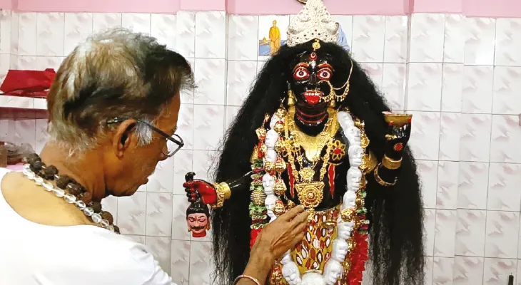 আদিবাসীদের হাতে মিষ্টিমুখ করেই পুজো শুরু দেবী চৌধুরাণীর কালীর