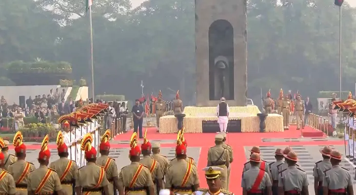জাতীয় পুলিশ স্মৃতি দিবস উপলক্ষ্যে আজ নয়াদিল্লির ‘জাতীয় পুলিশ স্মারকে’ পুষ্পার্ঘ্য অর্পণ করেন কেন্দ্রীয় প্রতিরক্ষামন্ত্রী রাজনাথ সিং