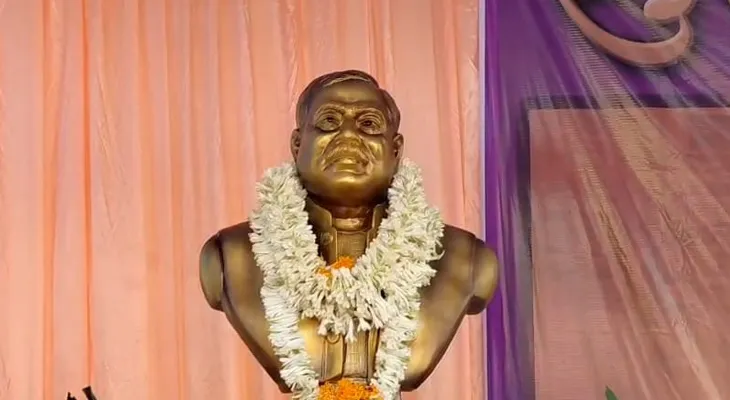 মালদহের ইংলিশবাজারে প্রয়াত তৃণমূল নেতা দুলাল সরকারের মূর্তির আবরণ উন্মোচন