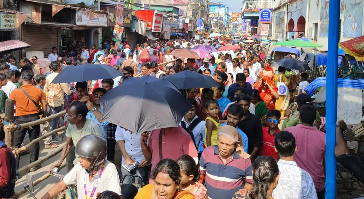 নৈহাটিতে বড়মা দর্শনে কাতারে কাতারে মানুষ