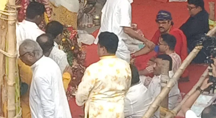 নৈহাটির বড়মার মন্দিরে পুজো দিচ্ছেন সাংসদ অভিষেক বন্দ্যোপাধ্যায়