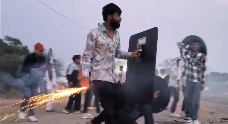 মধ্যপ্রদেশের গৌতমপুরায় প্রাচীন রীতি অনুযায়ী দীপাবলির পরের দিন অনুষ্ঠিত হল হিঙ্গট ওয়ার, জখম ৫