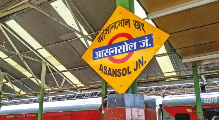 ট্রেন না মালগাড়ি বোঝা দায়! সংরক্ষিত কামরার দরজা আটকে সামগ্রীর পাহাড়