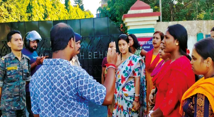 গভীর রাতে বাজি ফাটানোয় মারধরের অভিযোগ, আঙুল পুলিশ সুপারের দিকে