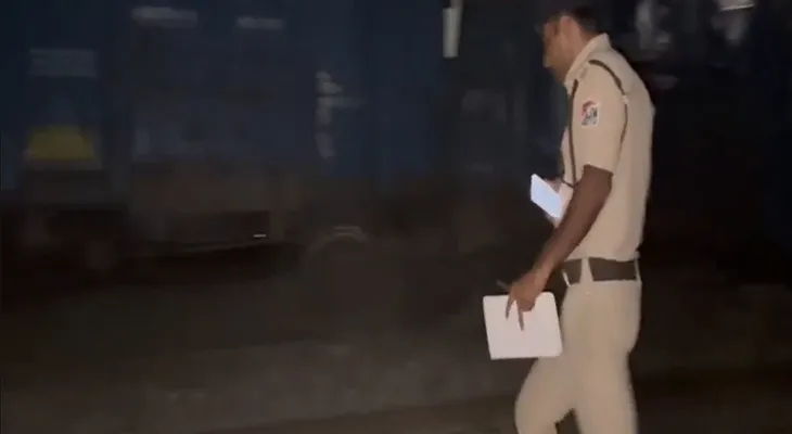 উত্তরপ্রদেশের মথুরায় আগ্রা-দিল্লি রুটে লাইনচ্যুত একটি মালগাড়ি