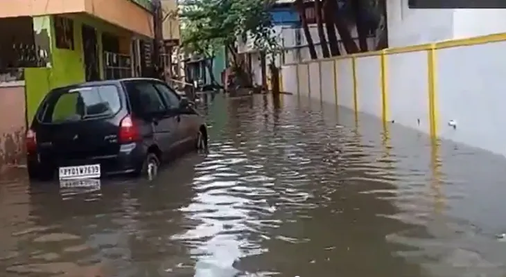 ভারী বৃষ্টিতে জলমগ্ন পুদুচেরির একাধিক এলাকা