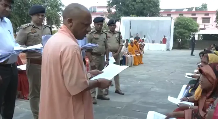 উত্তরপ্রদেশের গোরক্ষপুরে জনতা দর্শন কর্মসূচিতে মুখ্যমন্ত্রী যোগী আদিত্যনাথ