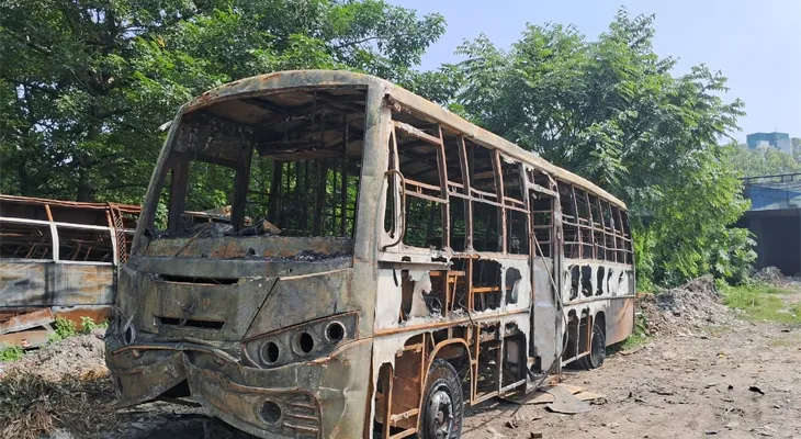দ্বিতীয় হুগলি সেতুতে চলন্ত বাসে আগুন! ব্যাপক যানজট