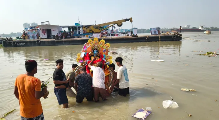 বাজে কদমতলা ঘাটে চলছে কালী প্রতিমার নিরঞ্জন