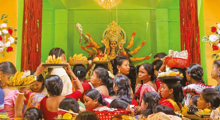 একদিনের দুর্গাপুজোয় মাতল আমবাড়ি, বাঘচাবা ফল কিনতে ভিড় মেলায়