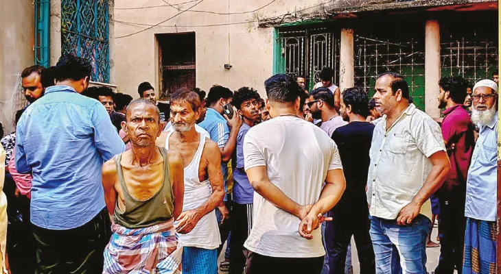 চিটফান্ডের কায়দায় কোটি কোটি টাকা ‘লুট’, আসানসোলে প্রাক্তন কাউন্সিলারের বাড়ি ঘেরাও