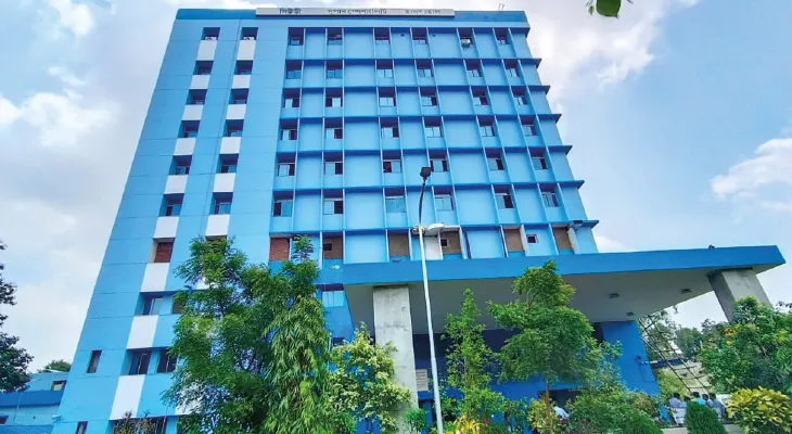 সিউড়ি হাসপাতাল চত্বরে চিকিৎসা বর্জ্য জমছে, রোগ ছড়ানোর আশঙ্কা