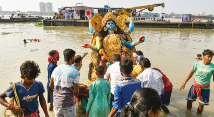 নির্বিঘ্নে ভাসান-পর্ব, বুধবার বিকেল পর্যন্ত প্রায় ৪ হাজার প্রতিমা নিরঞ্জন, দুর্গাপুজোর মতোই ব্যবস্থা ১৮টি ঘাটে