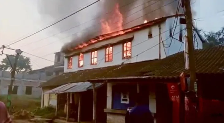 কোলাঘাটে হোসিয়ারি কারখানায় আগুন, কয়েক লক্ষ টাকার ক্ষয়ক্ষতি