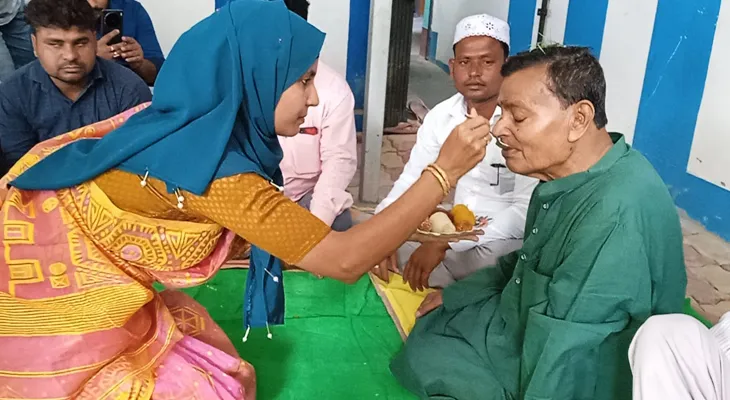 পূর্বস্থলী ১ নম্বর ব্লকে সম্প্রীতির ভাইফোঁটায় মুসলিম বোনের হাতে ফোঁটা নিচ্ছেন মন্ত্রী স্বপন দেবনাথ