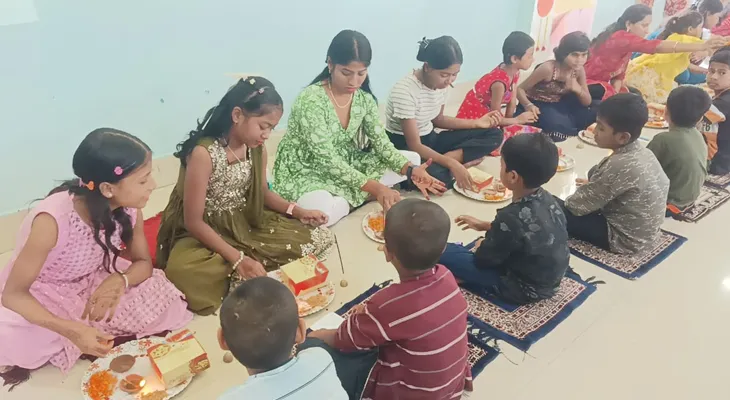 অন্য ভাইফোঁটা, ভিনদেশি ভাইদের ফোঁটা দিল তিস্তাপাড়ের বোনেরা