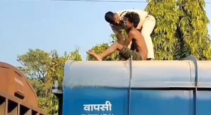 মেচেদা স্টেশনে দাঁড়িয়ে থাকা মালগাড়ির ছাদে উঠে পড়লেন এক মানসিক ভারসাম্যহীন যুবক