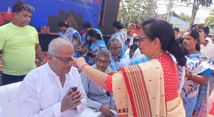 দমদমের সংসদ সৌগত রায়কে ভাইফোঁটা দিলেন স্থানীয় বিধায়ক চন্দ্রিমা ভট্টাচার্য