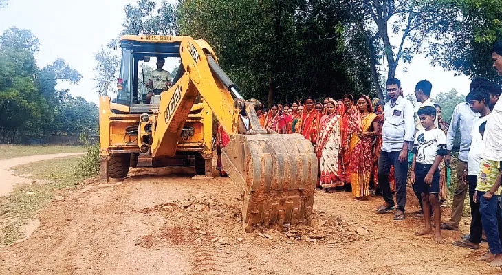 নেতা থেকে প্রশাসনের প্রতিশ্রুতিই সার, চাঁদা তুলে আড়ষায় বেহাল রাস্তা সংস্কার গ্রামবাসীদের