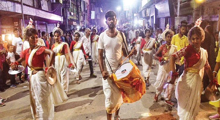 কৃষ্ণনগর শহরে পুজোর শান্তিপূর্ণ ভাসান, বিচ্ছিন্ন ঘটনায় লাঠিচার্জ