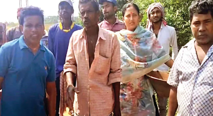 মানকরে রাস্তা সংস্কারে নামলেন বাসিন্দারাই