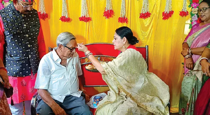 দুই বর্ধমানে ভাইফোঁটায় শামিল জনপ্রতিনিধি থেকে সেলিব্রিটি