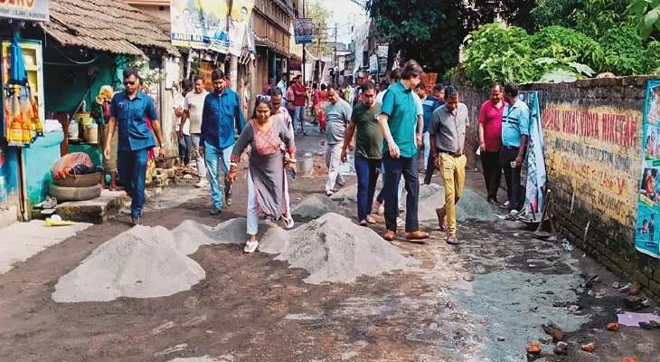 লিলুয়ার দুই বেহাল রাস্তা সংস্কার  শুরু, শীতের আগেই কংক্রিট ব্লক, ধাপে ধাপে ছোট রাস্তা মেরামতের আশ্বাস বালি পুরসভার
