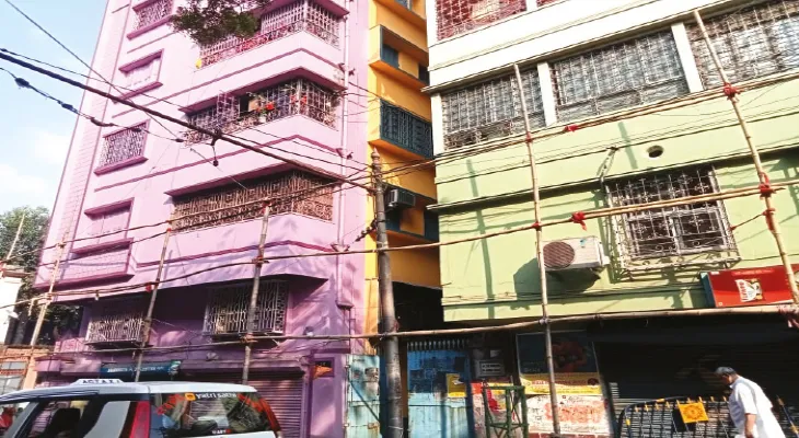 রাস্তায় এখনও রয়েছে বিজ্ঞাপনের হোর্ডিংয়ের কাঠামো, দুর্ঘটনার শঙ্কা