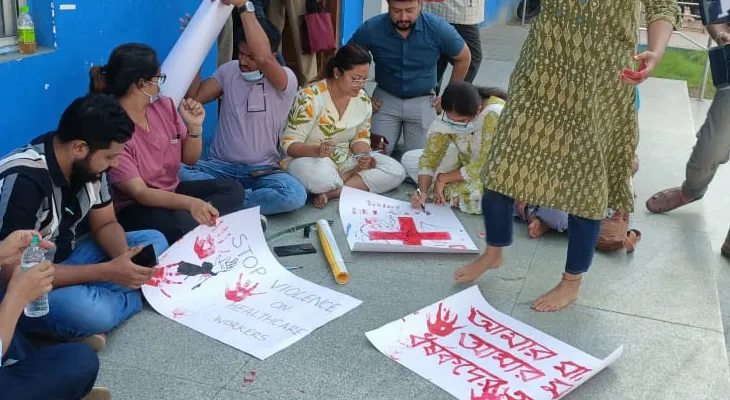 উলুবেড়িয়া মেডিকেল কলেজে সিনিয়র রেসিডেন্ট ডাক্তারদের প্রতীকী কর্মবিরতি শুরু
