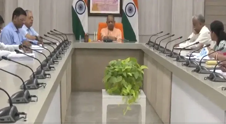 লখনউতে বৈঠকে উত্তরপ্রদেশের মুখ্যমন্ত্রী যোগী আদিত্যনাথ