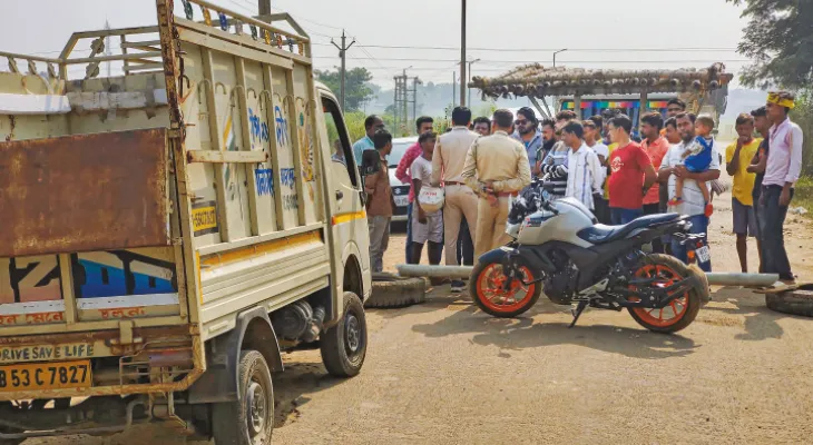 সাতকেন্দুরি যাওয়ার রাস্তা দীর্ঘদিন বেহাল, প্রতিবাদে পথ অবরোধ