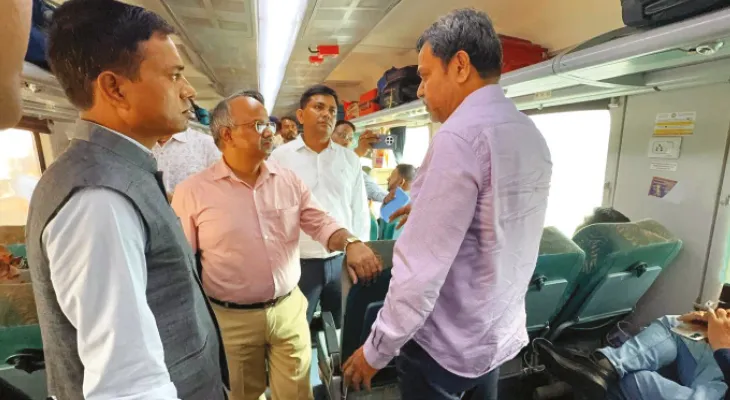 আদ্রা ডিভিশনে ট্রেনে উঠে যাত্রীদের কথা শুনলেন রেল আধিকারিকরা