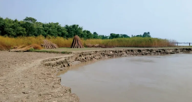 গোপালপুরে মাত্র ৫০ মিটার দূরে গঙ্গা, স্থায়ী বাঁধের দাবি