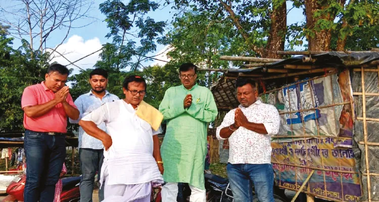 বিপর্যয়ের ক্ষত স্পষ্ট, নির্বিঘ্নে ছট আয়োজনে তোর্সাপাড়ে গঙ্গাপুজো