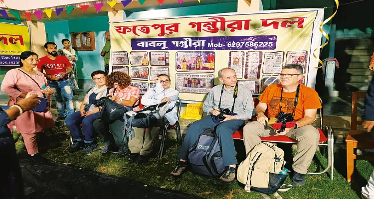 গম্ভীরা মুগ্ধ করল ইতালির পর্যটকদের, বাধা হল না ভাষা