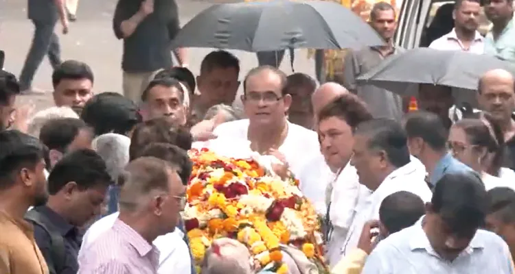 জনপ্রিয় অভিনেতা সতীশ শাহের মরদেহ শেষকৃত্যের জন্য নিয়ে যাওয়া হল ভিলে পার্লে শ্মশানে