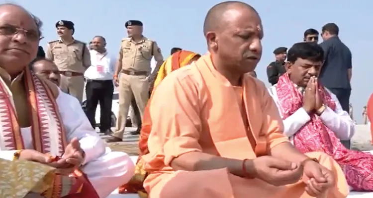 হাপুরে গঙ্গার তীরে পুজো করছেন উত্তরপ্রদেশের মুখ্যমন্ত্রী যোগী আদিত্যনাথ