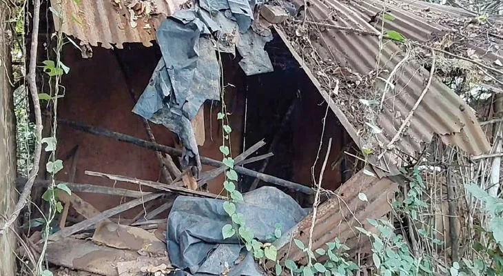 যোগাযোগ ব্যবস্থার উন্নতি হয়নি, কেতুগ্রামের বেগুনকোলায় ভিটেমাটি ছাড়ছেন অনেকেই