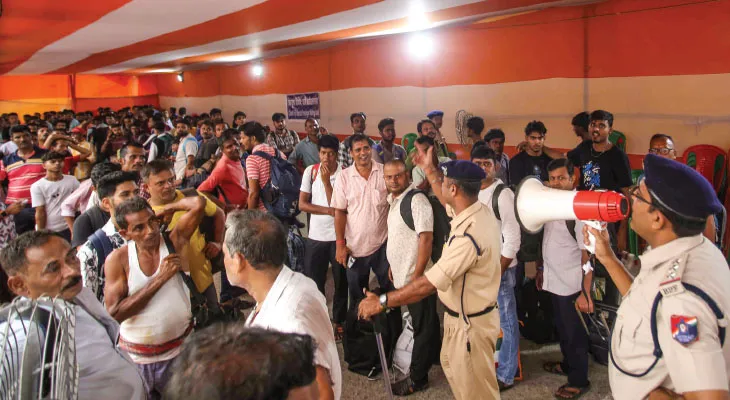 ‘নাম আছে, ভোট দিয়েই বাংলায় ফিরব!’ ট্রেন ধরার লাইনে দাঁড়িয়ে জানাচ্ছেন বিহারের পরিযায়ী শ্রমিকরা