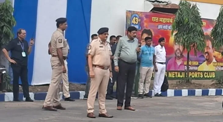 ছট উৎসবের ব্যবস্থাপনা পরিদর্শনে খিদিরপুর মেরিন হাউজের সামনে কলকাতার পুলিশ কমিশনার মনোজ ভার্মা