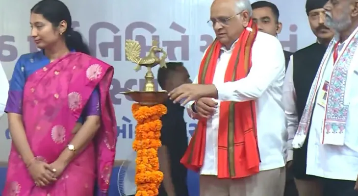 আমেদাবাদে ছটের অনুষ্ঠানে এলেন গুজরাতের মুখ্যমন্ত্রী ভূপেন্দ্র প্যাটেল