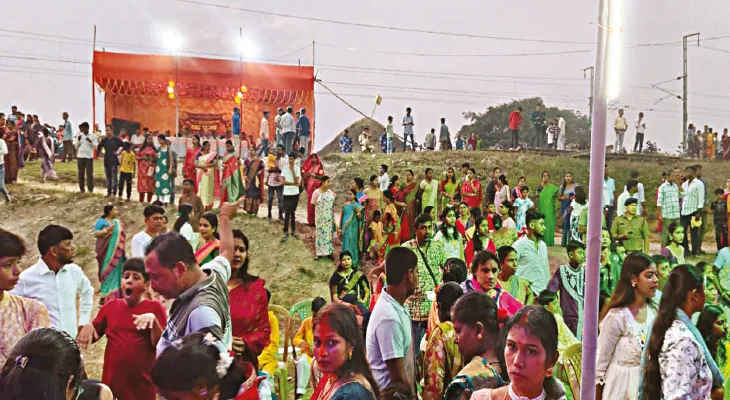 ডালখোলায় ছটপুজোয় এবার নজর কেড়েছে বারাণসীর মতো গঙ্গার আরতি