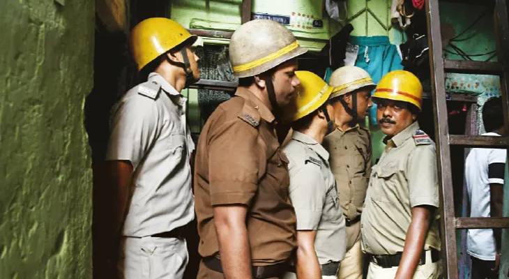 রান্নার গ্যাসের সিলিন্ডার লিক করে বালিগঞ্জের পেয়ারাবাগান বস্তিতে আগুন, গুরুতর জখম ২