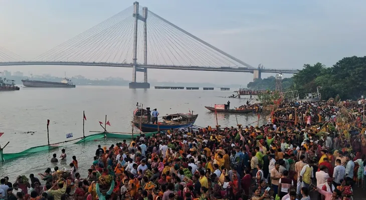 ছট উপলক্ষে গঙ্গায় ব্যাপক ভিড়