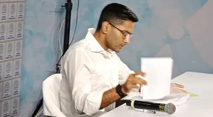 সাংবাদিক বৈঠক শুরু করলেন অভিষেক বন্দ্যোপাধ্যায়