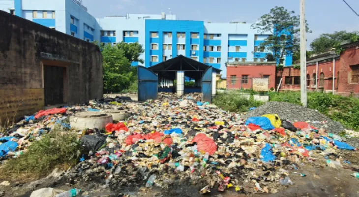 চালু হয়নি এক বছর আগে তৈরি বর্জ্য প্রকল্প, চাঁচল হাসপাতাল চত্বরে আবর্জনার পাহাড়ে দুর্গন্ধ