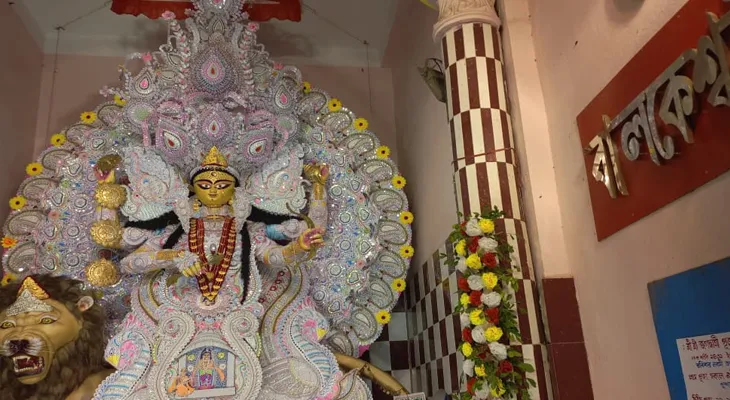 বালকেশ্বরী বারোয়ারি, দেবী জগদ্ধাত্রীর সিংহের পায়ের তলায় ফুটবল!