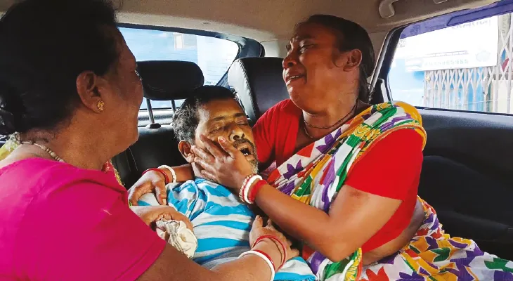 মেডিকেল কলেজে স্ট্রেচারের জন্য দীর্ঘ প্রতীক্ষা, মারা গেলেন রোগী