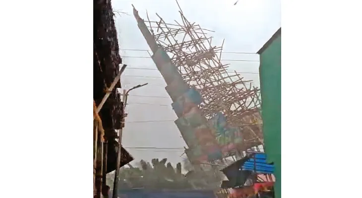 মন-থা’র দাপটে উত্তাল দীঘা, ঝড়ে গেট ভেঙে অবরুদ্ধ তমলুক